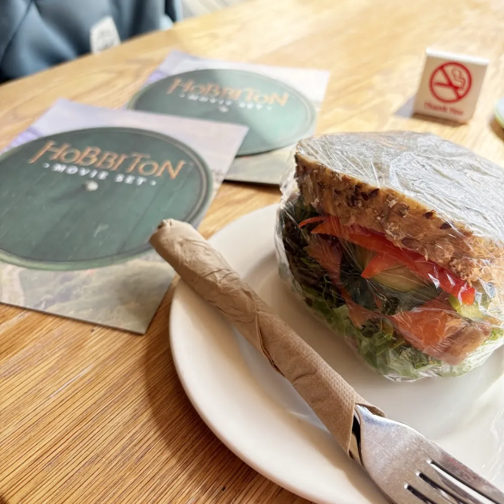 ホビット村のカフェで食べたサーモンサーモンサンドウィッチ