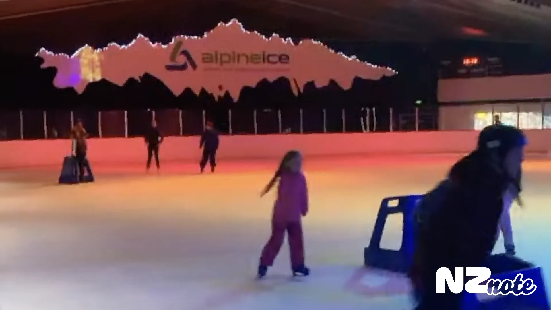 まるでクラブ！？クライストチャーチのスケートリンクAlpine Ice Sports Centre