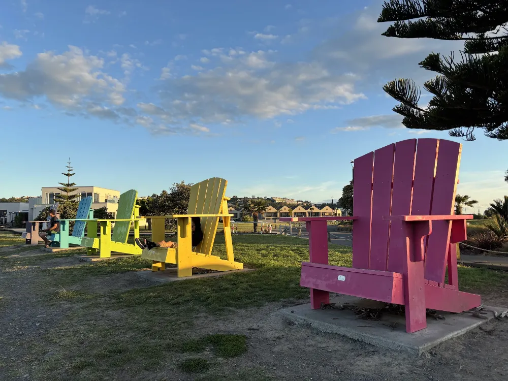 ネイピアにある大きい椅子Ahuriri's Giant Chairs