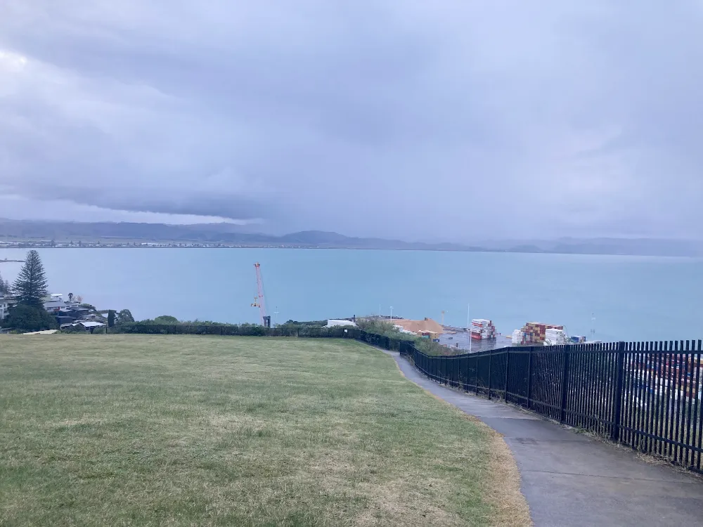 Bluff Hill（ブラフ・ヒル）