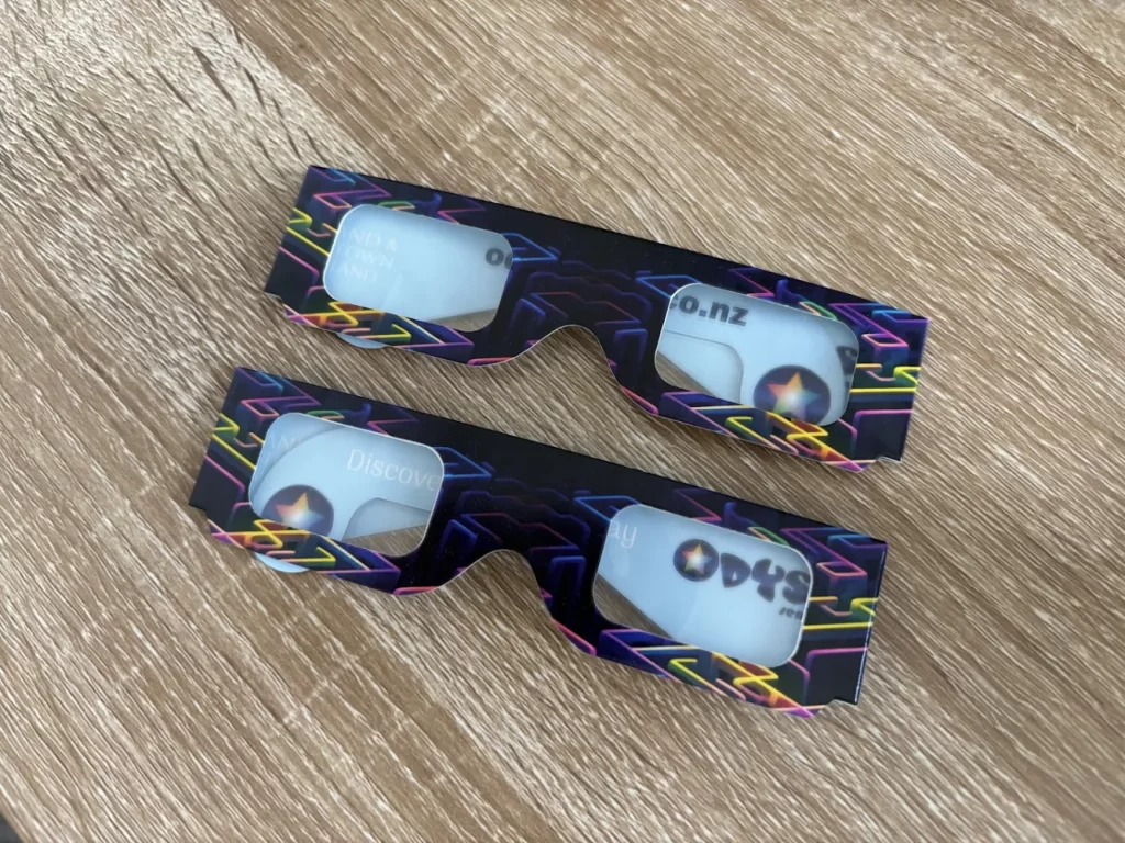 花火セットを買ったときについてくる光をみるとキラキラする紙製の3Dグラスのようなもの