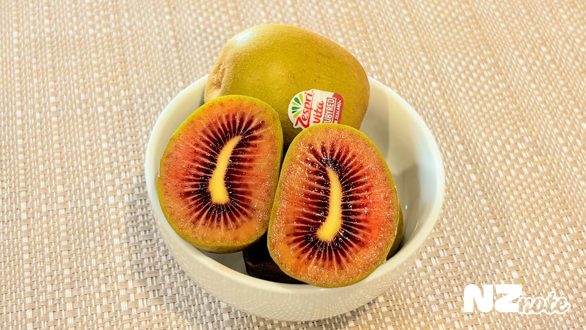 今だけ旬！赤いキウイとは？レッドキウイの味や特徴を紹介